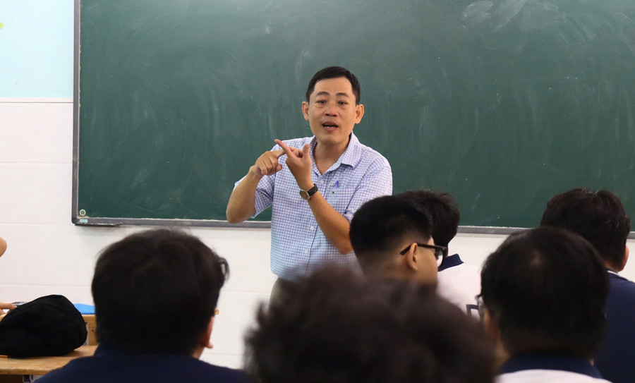 Giáo viên Trường Cao đẳng Nghề Hoa Sen trong tiết giảng bài cho học viên hệ 9+. Ảnh: NTCC