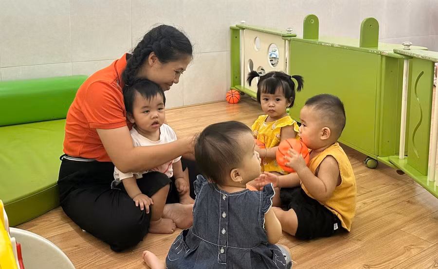 Giáo viên chăm sóc trẻ 6 - 18 tháng tuổi ở Trường Mầm non Măng Non 1 (Quận 10, TPHCM). Ảnh: M.A
