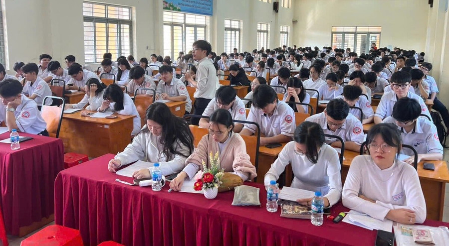 Trường THPT Đào Sơn Tây tập huấn cho học sinh lớp 12 đăng ký thi tốt nghiệp THPT năm 2025. Ảnh: NTCC da-dang-hinh-thuc-chuan-bi-cho-ky-thi-2.jpg