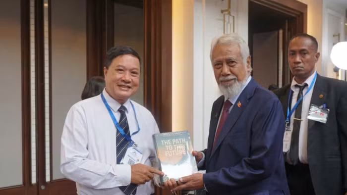 Trao tặng sách The Path to the Future tới Thủ tướng Timor-Leste Kay Rala Xanana Gusmão.
