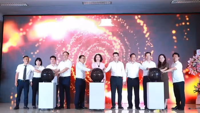 Đại biểu thực hiện nghi thức ra mắt mô hình thí điểm Nhà văn hóa - Khu thể thao tại xã Phú Xuyên.