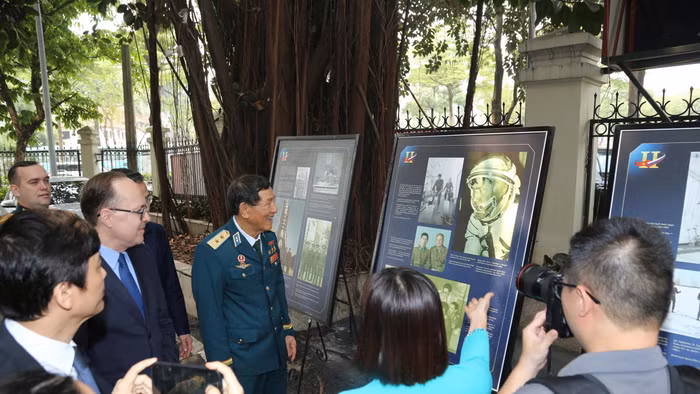 Các đại biểu tham quan triển lãm.