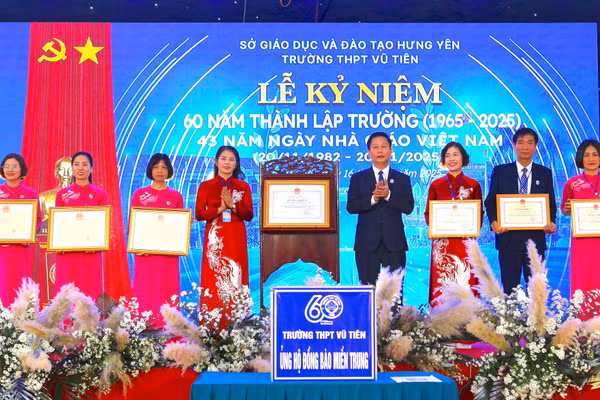 Tập thể Trường THPT Vũ Tiên và các cá nhân vinh dự đón nhận bằng khen của Bộ trưởng Bộ GD&ĐT và Chủ tịch UBND tỉnh Hưng Yên.