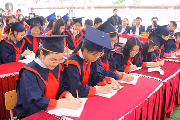 Học sinh khai bút đầu Xuân.