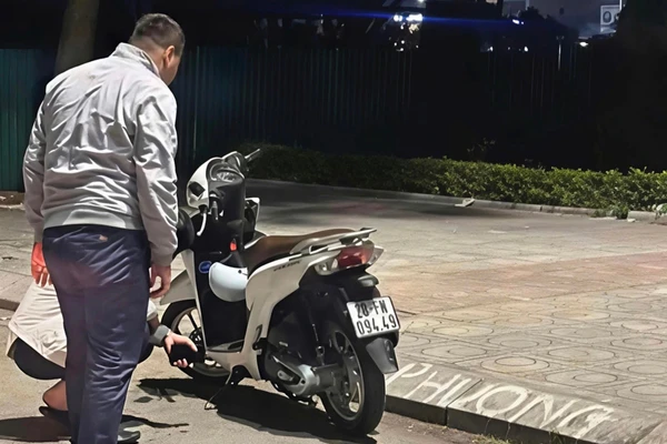 Chiếc xe máy của chị L. do nghi phạm bỏ lại tại Bắc Ninh.