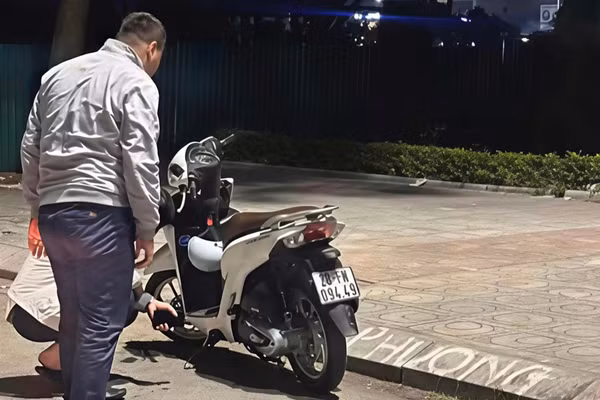 Chiếc xe máy của chị L. do nghi phạm bỏ lại tại Bắc Ninh.