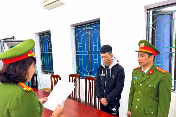 Công an phường Vũ Phúc công bố các quyết định khởi tố vụ án, khởi tố bị can đối với Bùi Văn Trường. Ảnh: Công an tỉnh Hưng Yên.