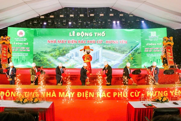  Các đại biểu thực hiện nghi thức động thổ.