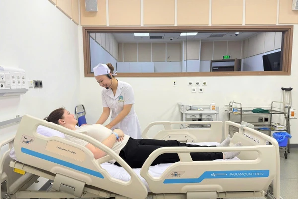 Nguyễn Thị Như Ý (sinh viên lớp Cao đẳng Điều dưỡng K16B) trong buổi tập trước kỳ thi sát hạch. Ảnh: NTCC