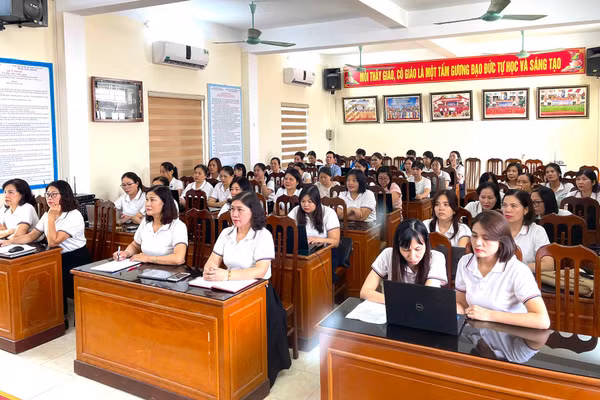 Cán bộ, giáo viên dự tập huấn trực tuyến tại điểm cầu Trường TH Lê Hồng Phong (phường Thái Bình).