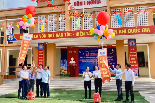 Các đại biểu, thầy cô giáo và học sinh Trường TH&THCS Dũng Nghĩa (xã Vũ Thư) thả bóng bay mang thông điệp “Học tập suốt đời”.