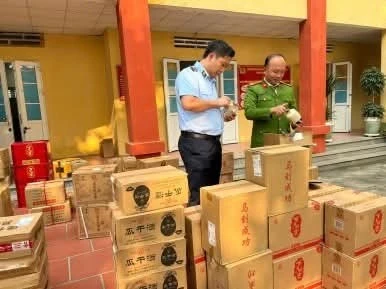 Tổ công tác phát hiện, thu giữ 2.280 chai rượu không rõ nguồn gốc xuất xứ. Ảnh Công an phường Mỹ Hào.