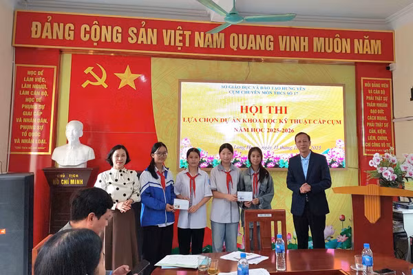 Ban tổ chức trao giải Nhất, Nhì cho dự án đến từ Trường TH&THCS Trần Đức Thông và THCS Thái Phương.