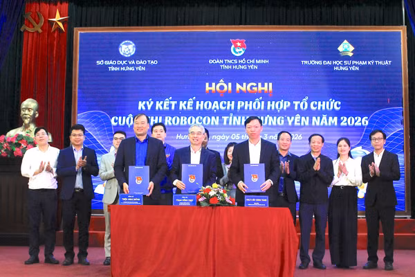 Lãnh đạo Sở GD&ĐT, Tỉnh đoàn Hưng Yên và Trường Đại học Sư phạm Kỹ thuật Hưng Yên ký kết Kế hoạch phối hợp tổ chức Cuộc thi Robocon tỉnh Hưng Yên năm 2026. Ảnh: Đinh Chiến