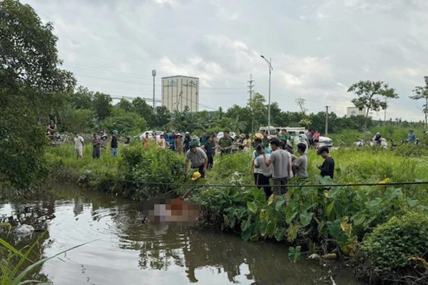 Người dân tìm thấy thi thể bé trai tử vong dưới một ao ở thôn Nhạc Miễu, xã Như Quỳnh.