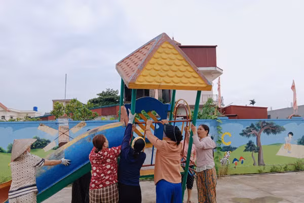 Cán bộ, giáo viên Trường mầm non Thái Giang (Tây Thái Ninh, Hưng Yên) tích cực trong công tác phòng chống bão. Ảnh TL.