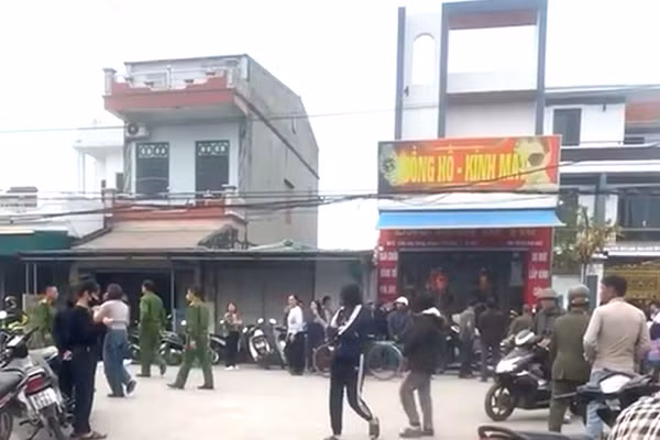 Lực lượng chức năng phong toả hiện trường.