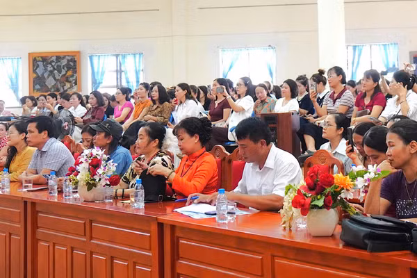 Giáo viên dự khai mạc lớp bồi dưỡng nghệ thuật chèo.
