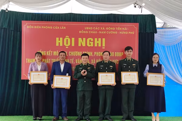 Ban Chỉ huy Bộ đội Biên phòng tỉnh Hưng Yên khen thưởng các 5 cá nhân có thành tích tiêu biểu.