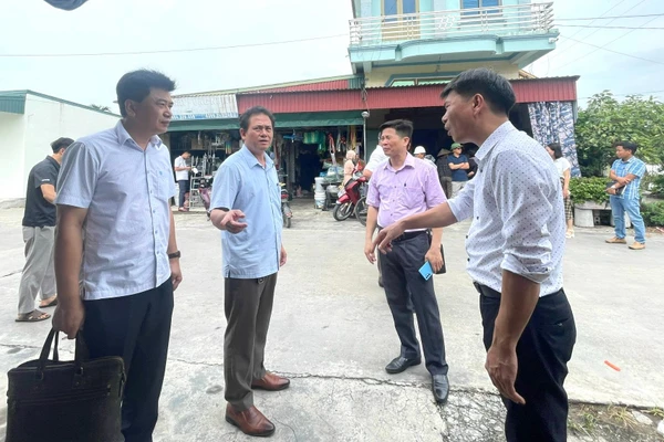 Tổ công tác Chi cục an toàn vệ sinh thực phẩm Hưng Yên xuống hiện trường xác minh vụ việc.