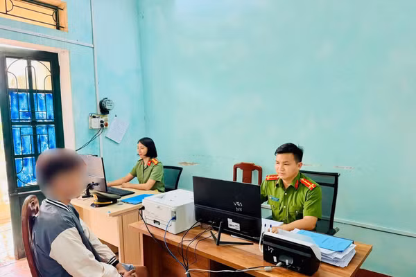 Cơ quan Công an làm việc với V.Q.H - chủ tài khoản TikTok "Vu Quang Huy". Ảnh: Công an tỉnh Hưng Yên