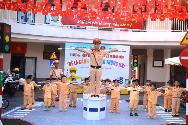 Các em nhỏ được cán bộ Phòng CSGT hướng dẫn thực hành làm CSGT nhí.