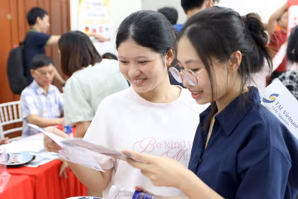 Sinh viên Trường đại học Thái Bình tìm hiểu thông tin việc làm tại ngày hội tư vấn. Ảnh: Đinh Chiến