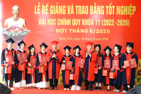 Lãnh đạo Trường đại học Thái Bình trao bằng tốt nghiệp cho các tân cử nhân.