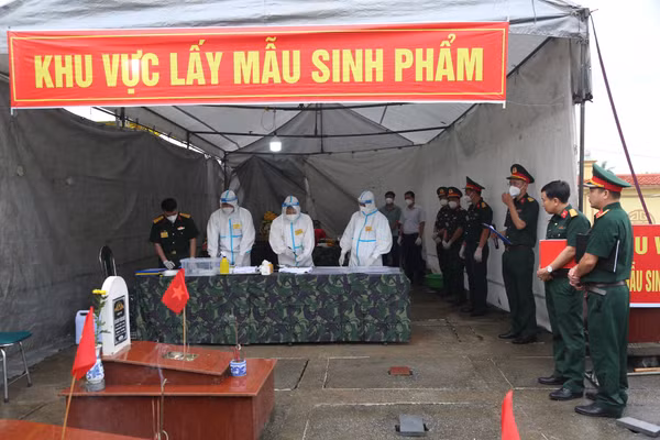 Lực lượng chức năng lấy mẫu sinh phẩm hài cốt liệt sĩ tại nghĩa trang liệt sĩ Hưng Nhân (xã Long Hưng, tỉnh Hưng Yên).