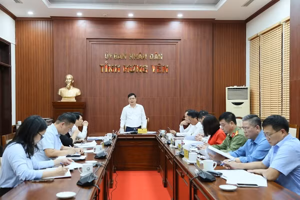 Phó Chủ tịch UBND tỉnh Hưng Yên Phạm Văn Nghiêm phát biểu tại cuộc họp. Ảnh: Tất Đạt.