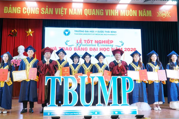 PGS.TS Nguyễn Quốc Tiến - Bí thư Đảng ủy và PGS.TS Nguyễn Thanh Bình - Phó Hiệu trưởng Nhà trường trao bằng, tặng thưởng sinh viên tốt nghiệp Xuất sắc và Thủ khoa.
