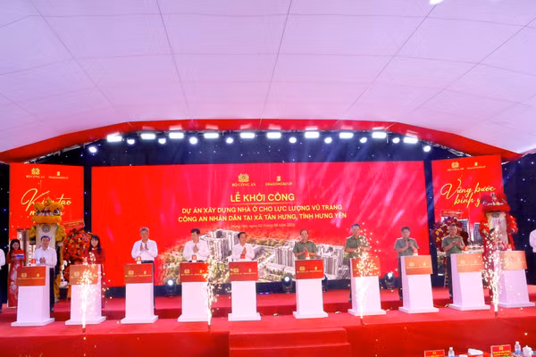 Các đại biểu thực hiện nghi thức khởi công dự án. 