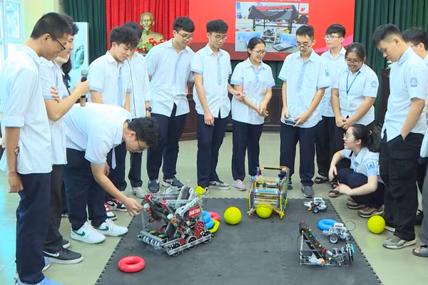 Lớp chuyên về STEM/STEAM sẽ giúp học sinh tiếp cận những kiến thức và kỹ năng tiên tiến, chuẩn bị tốt hơn cho thị trường lao động quốc tế.