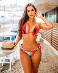 Bà xã Douglas Costa khoe thân hình đồng hồ cát đẹp hoàn hảo