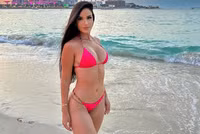 Bà xã Douglas Costa khoe thân hình đồng hồ cát đẹp hoàn hảo