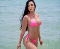 Bà xã Douglas Costa khoe thân hình đồng hồ cát đẹp hoàn hảo