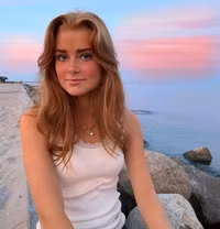 Vẻ đẹp huyền ảo của bạn gái Rasmus Hojlund 