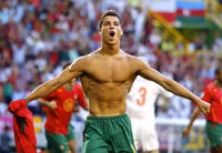 Ngỡ ngàng thân hình cơ bắp như Lý Tiểu Long của C.Ronaldo