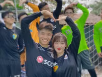 Thủ môn Phí Minh Long chuẩn bị kết hôn với cô giáo xinh đẹp