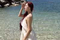 Bạn gái Văn Thanh thả dáng trên bãi biển đẹp mê mẩn