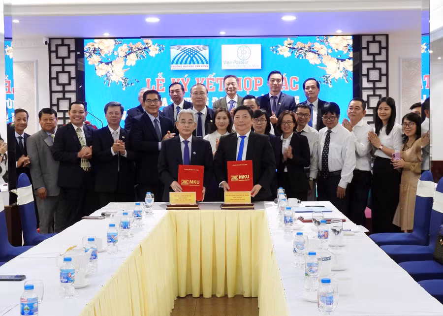 Lãnh đạo hai đơn vị thực hiện nghi thức ký kết hợp tác.