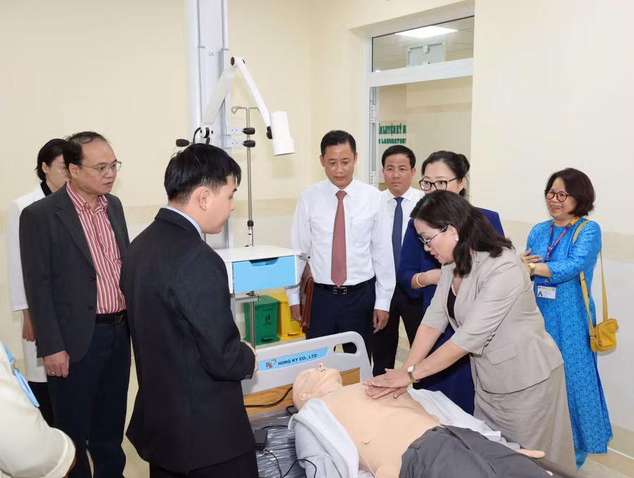 thu-truong-tham-dh-nam-ct-4.jpg