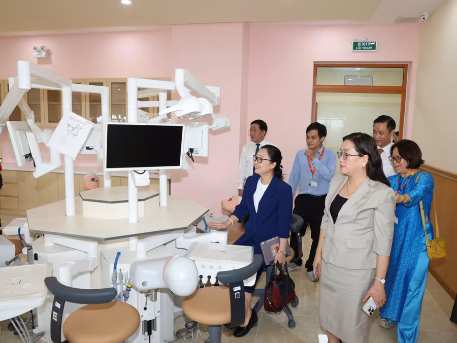 thu-truong-tham-dh-nam-ct-3.jpg