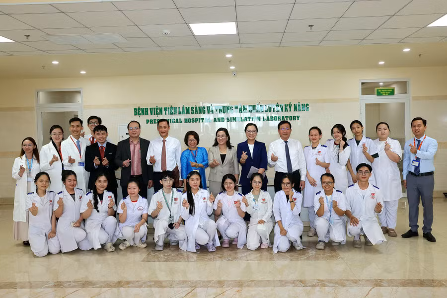 thu-truong-tham-dh-nam-ct-2.jpg