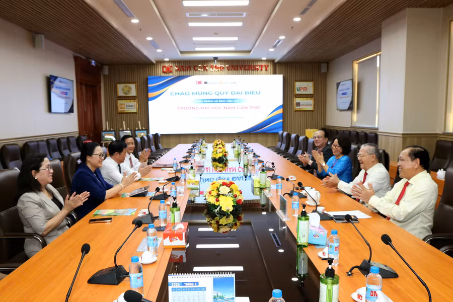 Các đại biểu thăm, làm việc cùng lãnh đạo Trường ĐH Nam Cần Thơ.