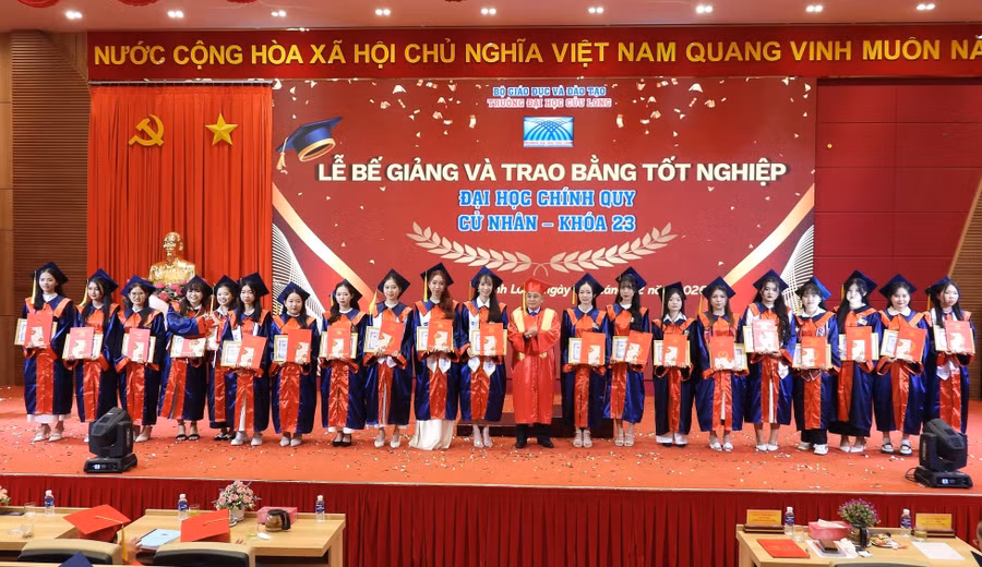 Lãnh đạo Trường ĐH Cửu Long trao bằng tốt nghiệp cho tân cử nhân hệ đại học chính quy.