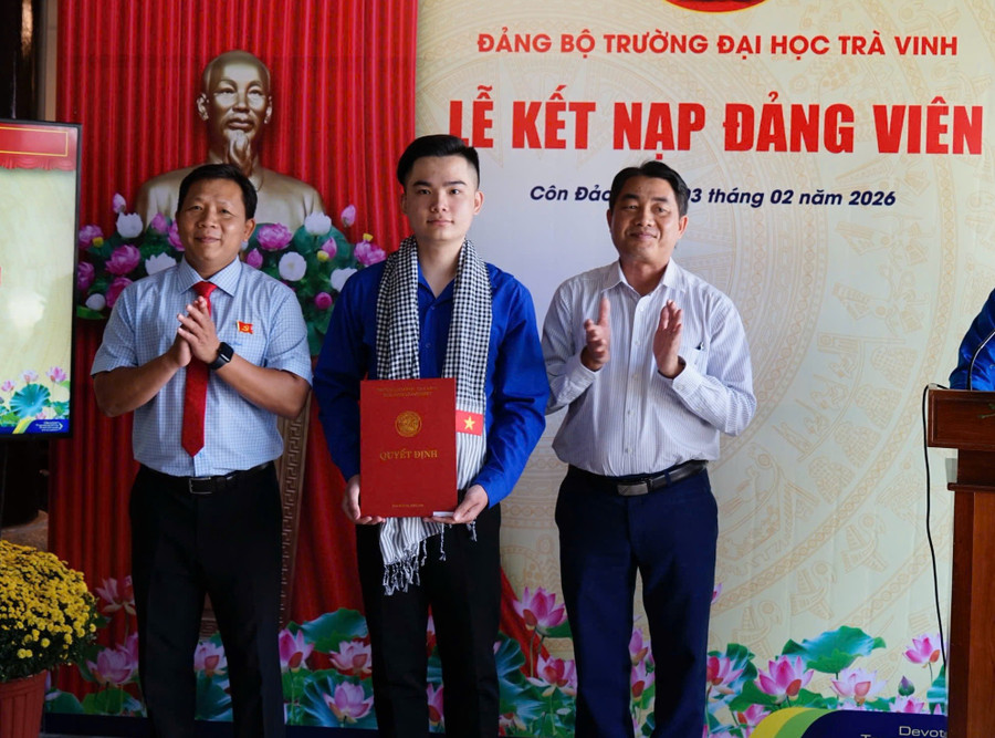 dh-tra-vinh-ket-nap-dang-vien-7.jpg