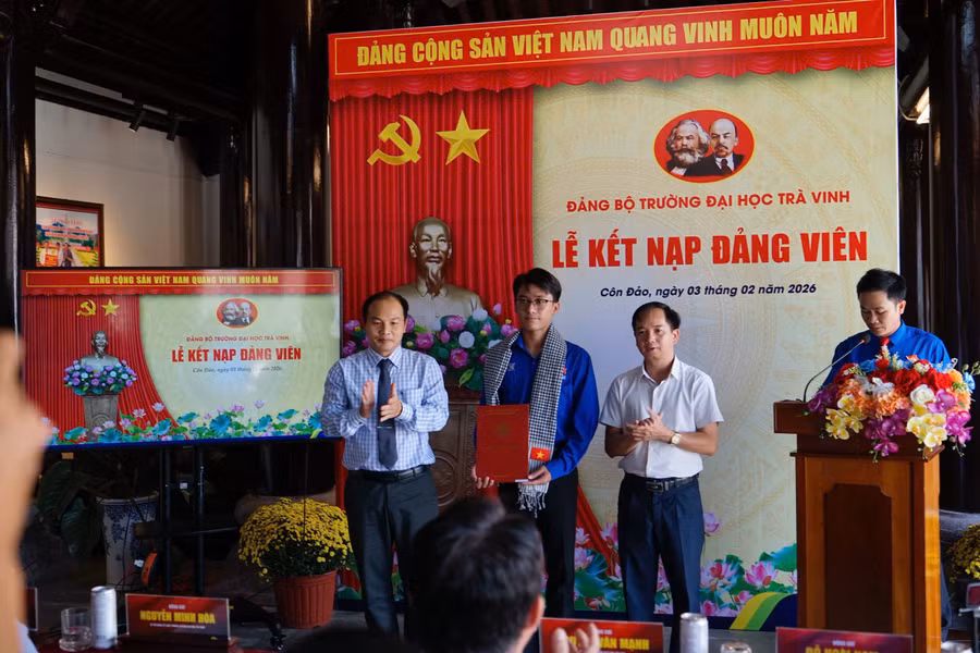 Trao quyết định kết nạp Đảng viên cho sinh viên Đại học Trà Vinh.