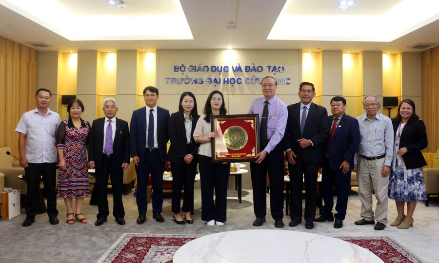 Lãnh đạo Trường ĐH Cửu Long tặng quà lưu niệm cho đoàn công tác Tổng lãnh sự quán Hàn Quốc tại TPHCM.