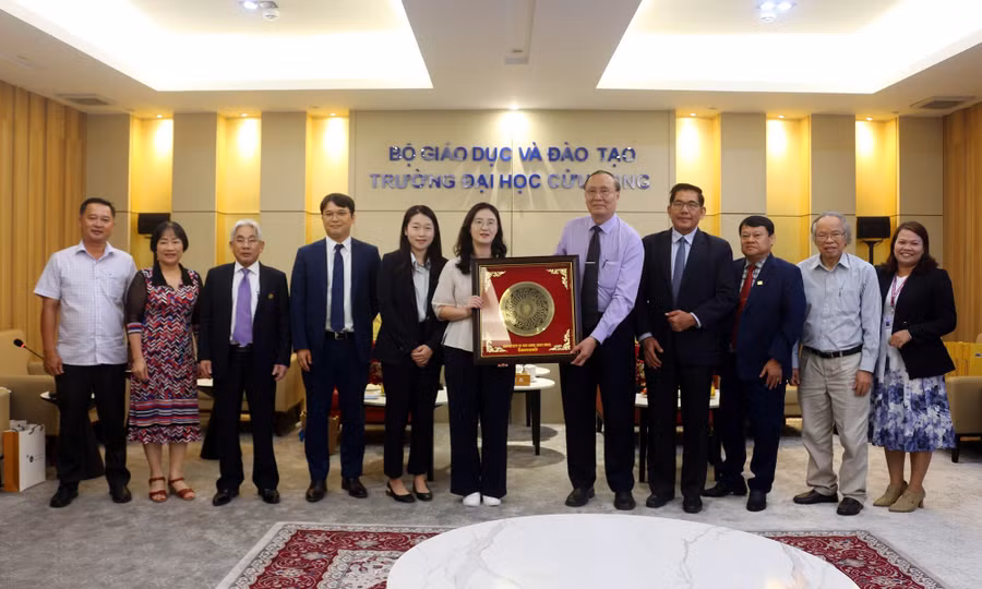 Lãnh đạo Trường ĐH Cửu Long tặng quà lưu niệm cho đoàn công tác Tổng lãnh sự quán Hàn Quốc tại TPHCM.